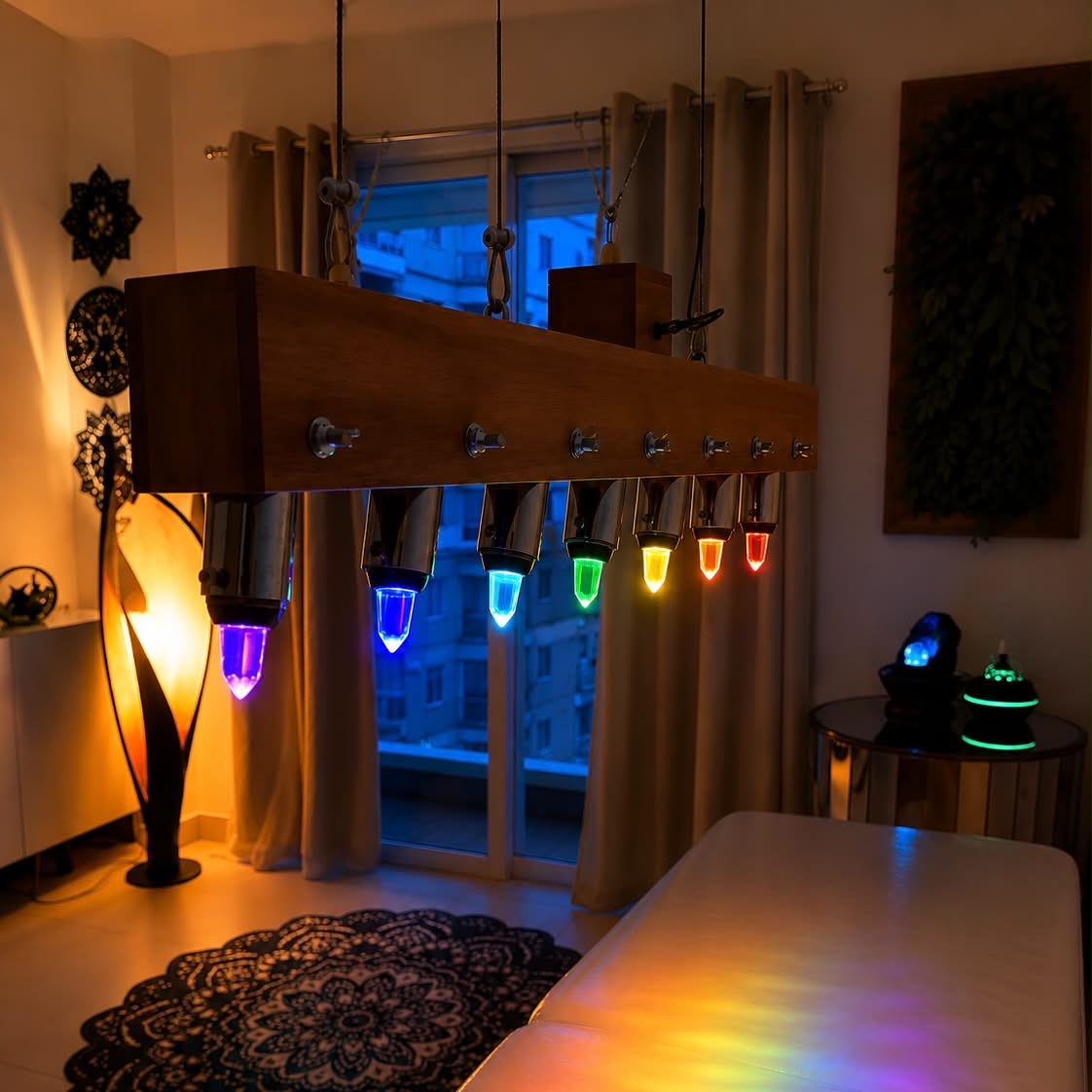 Závěsná dřevěná konzole Crystal Bed v celé sestavě