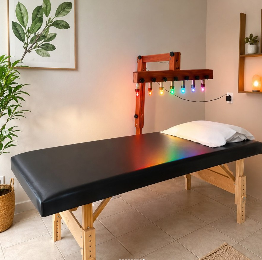 Stojací dřevěná konzole Crystal Bed v celém prostoru